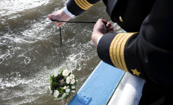 Beisetzung der Urne auf See